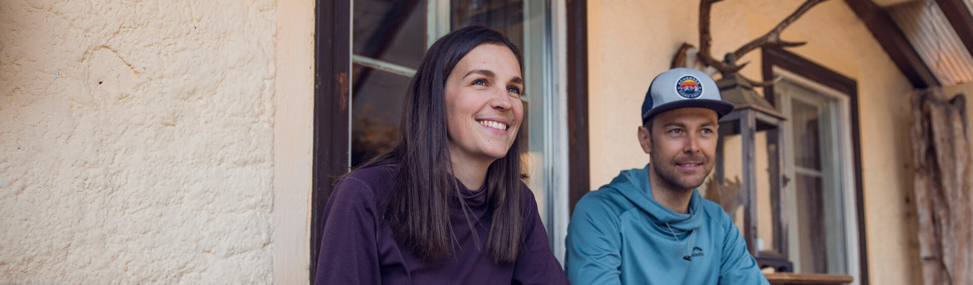 Hot drinks and delicious cakes are perfect to refuel after your winter adventure. This couple enjoys a break in the Waldhäusl in Steinberg am Rofan.