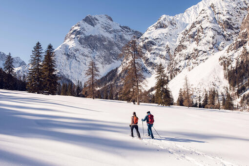 Mit den Schneeschuhen an den Füßen geht’s problemlos durch die Winterlandschaft des Falzthurntales im Naturpark Karwendel.