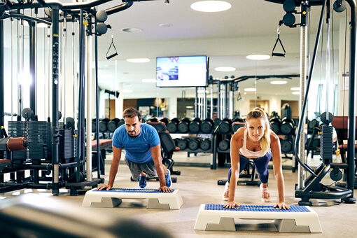 Das Lakeside-GYM im Atoll Achensee in Maurach wartet mit zahlreichen Sportgeräten auf Fitness-Begeisterte.