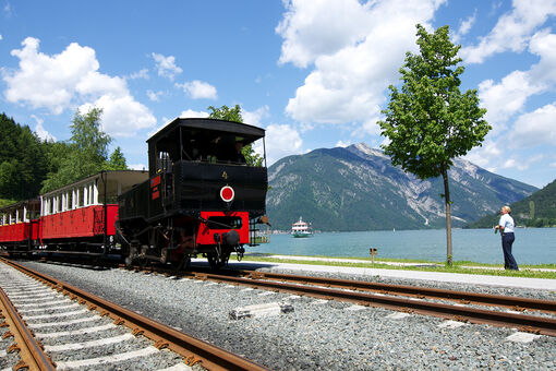 Die Achensee Dampf-Zahnradbahn bei Maurach am Achensee.