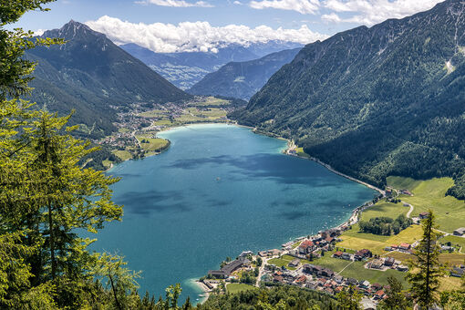 Die Landschaft am Achensee erstrahlt im Sommer im satten Grün. Blick auf Pertisau, Maurach und das Ebner Joch.