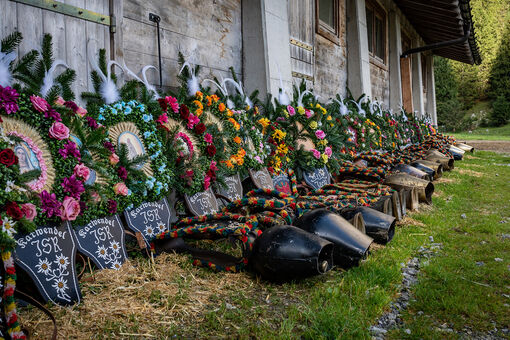 Tagelang fertigen Bauern und Hirten Kopfschmuck an, der zumeist aus Blumen, bunten Bändern, Spruchtafeln oder Heiligenbildern besteht.