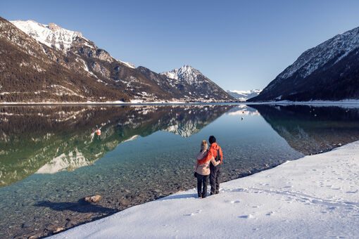 Winterwanderung mit Blick auf den Achensee.