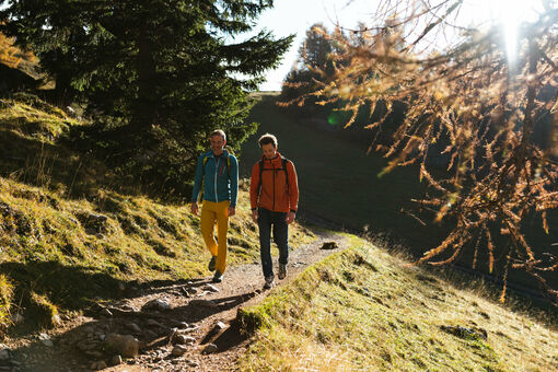 Zwei Bergsportler erkunden das Rofangebirge in der herbstlichen Zeit.