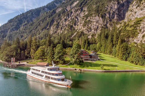 Der Mariensteig, mit einer Einkehrmöglichkeit in die Gaisalm, führt von Achenkirch bis nach Pertisau am Achensee. Auf diesem Bild macht die Achenseeschifffahrt gerade ihre Runde.