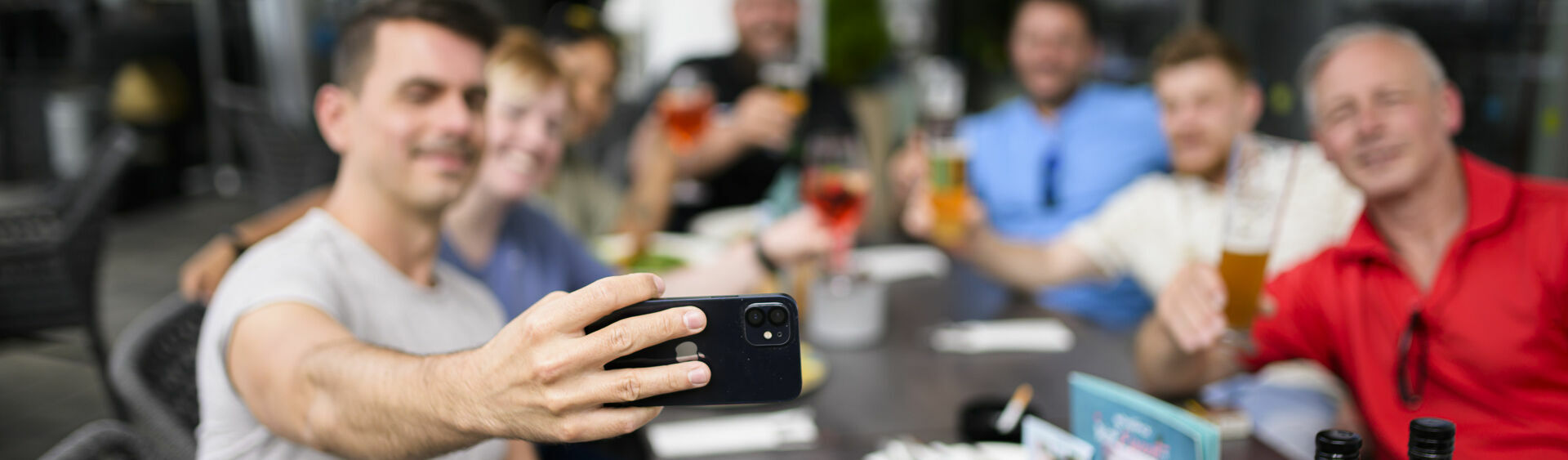 Freunde machen ein Selfie im Restaurant des Atoll Achensee.