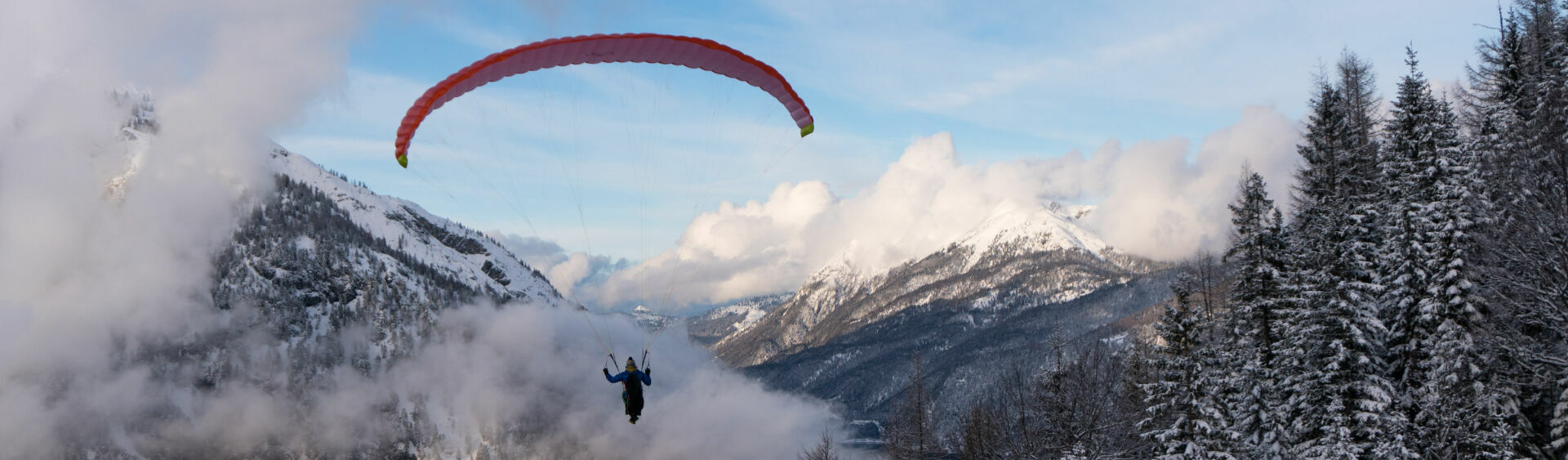 Durch die kühle Winterluft mit dem Paragleiter schweben und dabei die verschneite Winterlandschaft und den Achensee von oben genießen. 