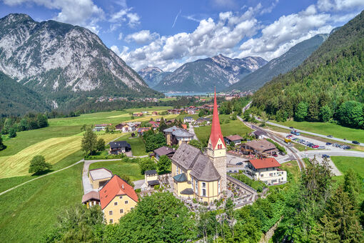 Eben am Achensee ist Ausgangspunkt zahlreicher Ausflugsziele. Der Blick fällt auf die Pfarrkirche "zur Heiligen Notburga".