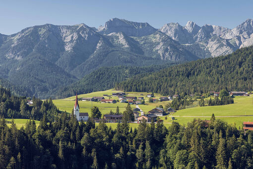 The idyllic village of Steinberg am Rofan is located 10 kilometres from Lake Achensee at an elevation of 1015 metres above sea level.