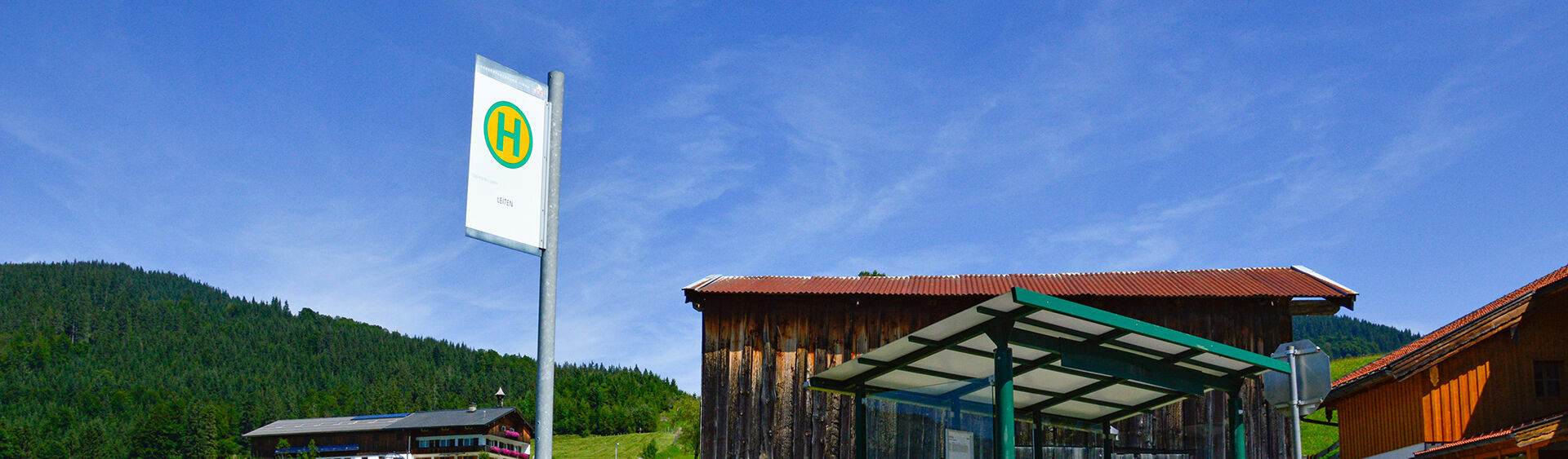 Eine Bushaltestelle in Steinberg am Rofan im Sommer bei Sonnenschein.