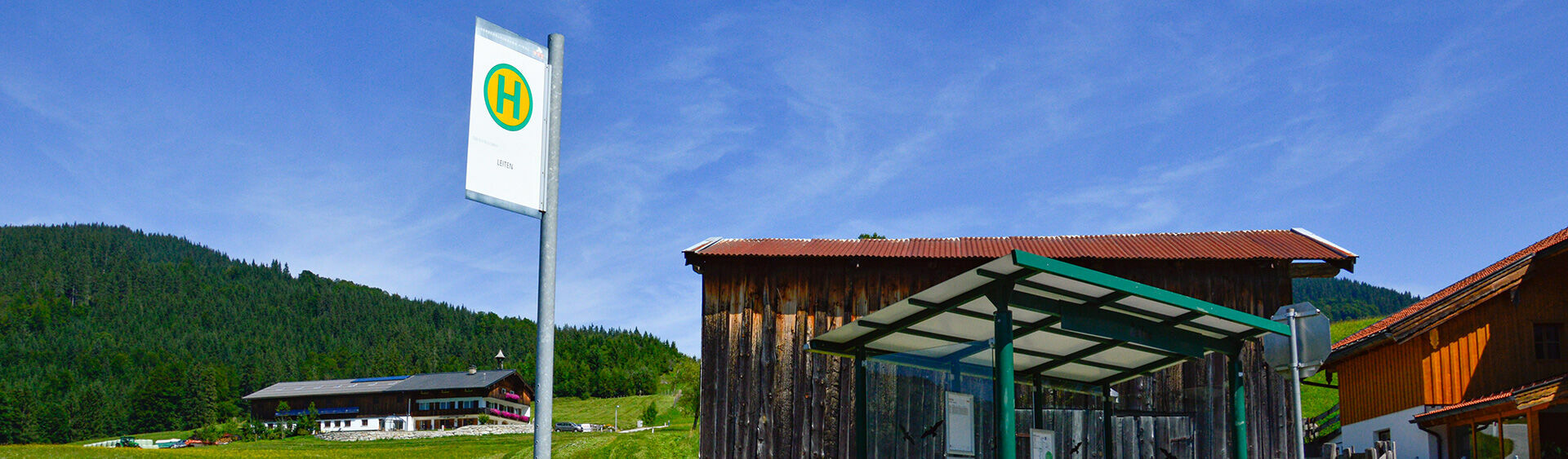 Eine Bushaltestelle in Steinberg am Rofan im Sommer bei Sonnenschein.