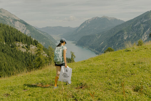 Bei den Tirol CleanUP Days am Achensee sammeln Teilnehmer liegengebliebenen Müll.