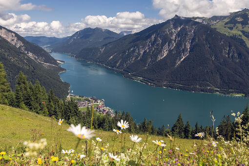 Der Blick gleitet vom Zwölferkopf auf den Achensee bis hinauf zum Rofangebirge.