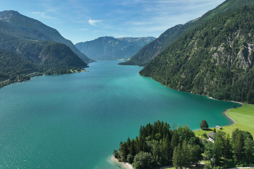 Der Blick von Achenkirch am Achensee auf das Tiroler Meer.