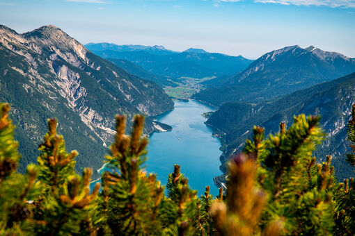 Die Region bietet zahlreiche Wandertouren mit Blick auf den Achensee und die Dörfer rundherum.