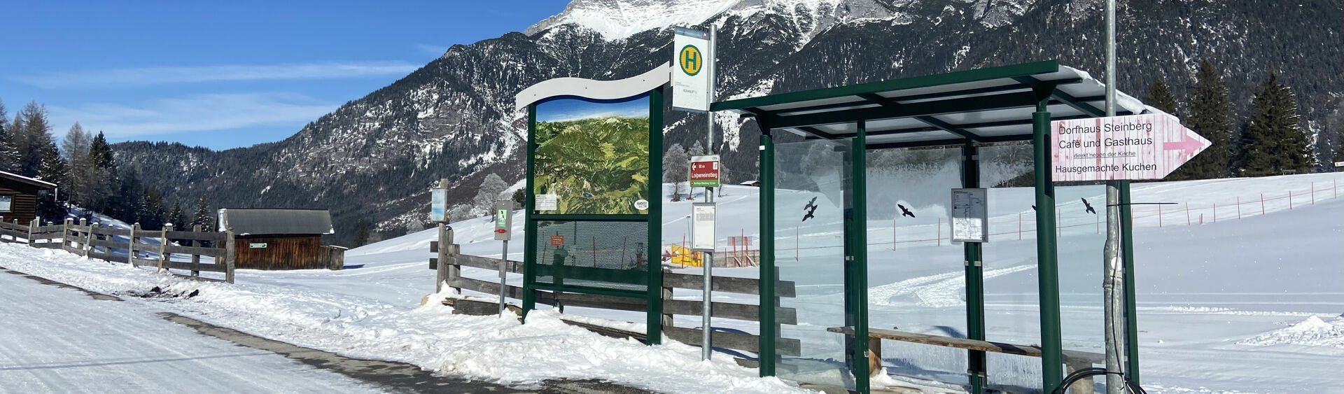 Eine Bushaltestelle in Steinberg am Rofan im Winter.