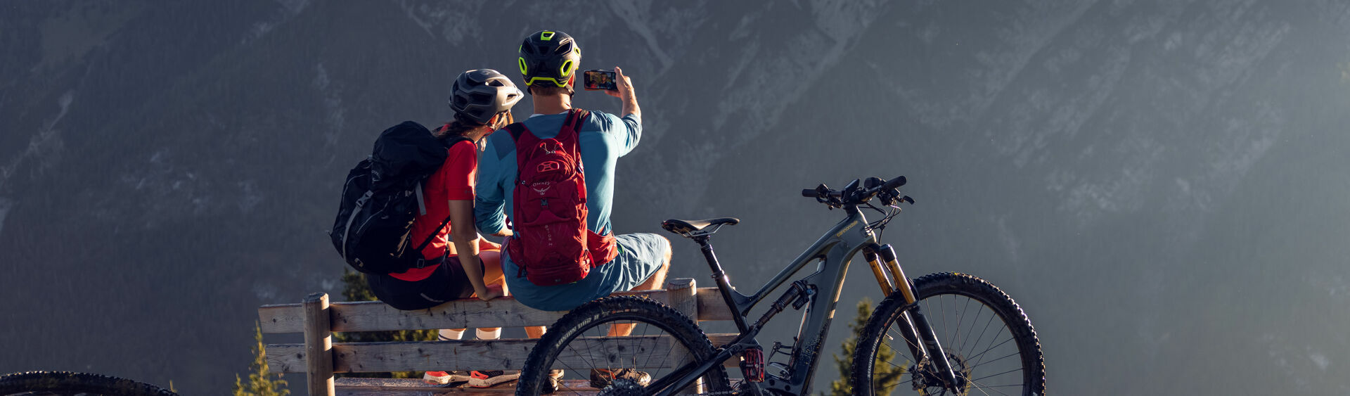 Mountainbiker und E-Mountainbiker treten gemeinsam in die Pedale bis zum Tagesziel dem Feilkopf in Pertisau am Achensee.