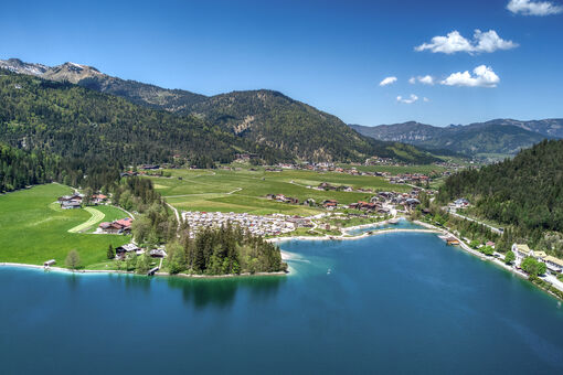 Weitblick auf die am Achensee gelegene Ortschaft Achenkirch.