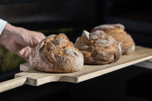 Alexander Adler runs the Adler bakery in Achenkirch in the 4th generation. This photo shows baking bread in the wood-fired oven.