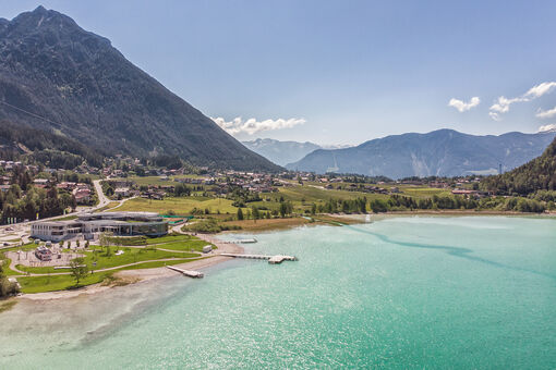 Eine Luftaufnahme vom Atoll Achensee im schönen Sonnenschein.