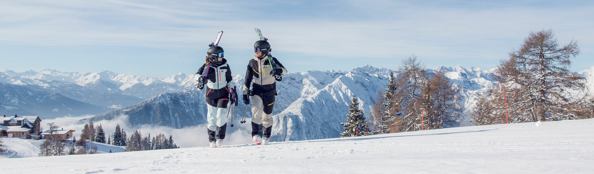 Skifahrer genießen den sonnigen Wintertag auf den gut präparierten Pisten im Rofangebirge. Im Hintergrund der schneebedeckte Naturpark Karwendel.