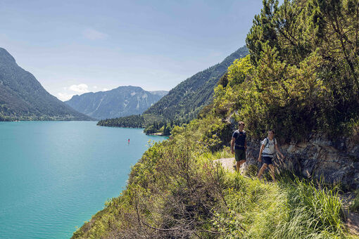 The Gaisalmsteig travels alongside Lake Achensee from Achenkirch to Pertisau.