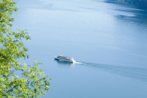 Mit dem Schiff den Achensee und die Dörfer rundherum erkunden.