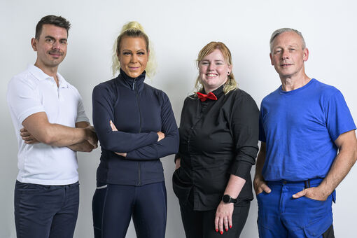 Ein Gruppenfoto eines Masseurs, einer Reitlehrerin, einer Kellnerin & eines Seilbahnmitarbeiters der Region Achensee.