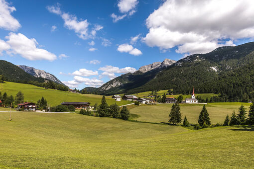 About 10 kilometers from Lake Achensee and situated at 1,000 meters above sea level is the village of Steinberg am Rofan.