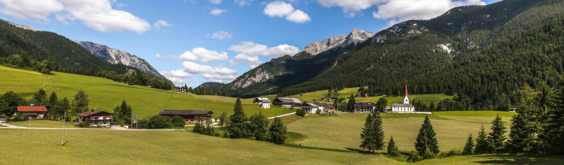 Rund 10 Kilometer vom Achensee entfernt und auf 1.000 Meter Seehöhe gelegen, befindet sich das Örtchen Steinberg am Rofan.