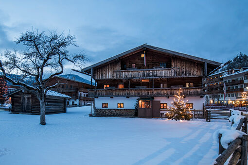 Das Heimatmuseum Achental - Sixenhof in Achenkirch im Winterkleid.