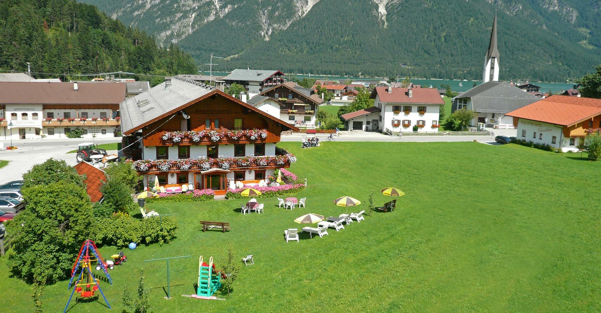 Urschnerhof-Hausansicht-im-Sommer.jpg