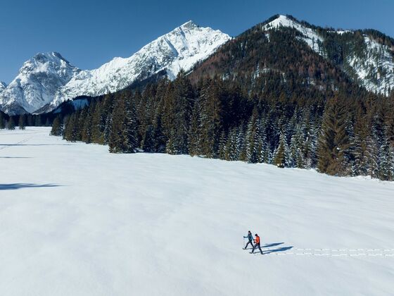 Schneeschuhwandern durch die Winterlandschaft