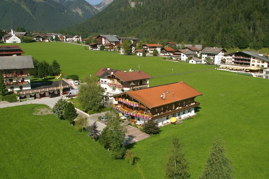 Landhaus-Karwendel-Aussenansicht-im-Sommer.jpg